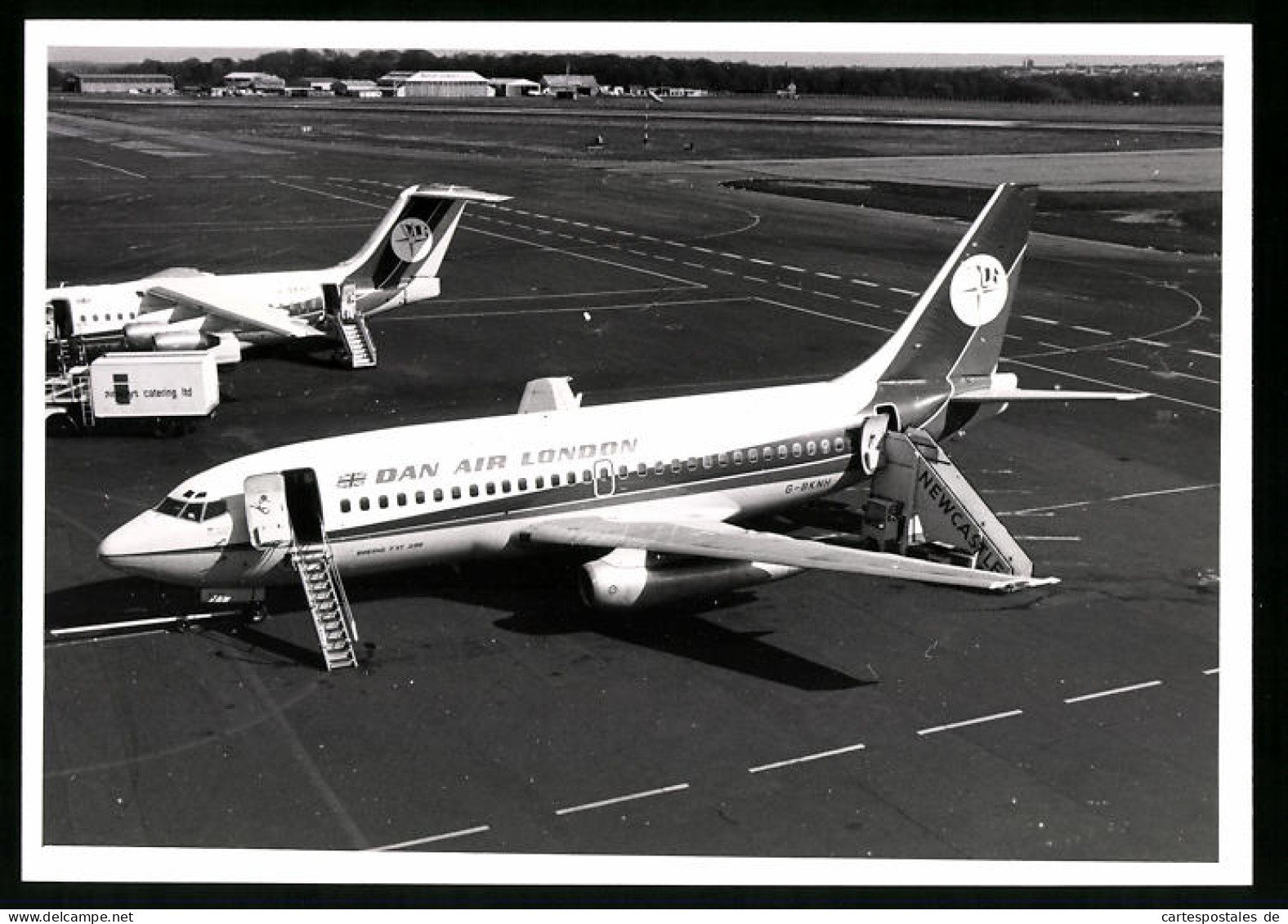 Fotografie Flughafen Newcastle, Flugzeug Boeing 737, Passagierflugzeug Der Dan Air London, Kennung G-BKNH  - Aviation