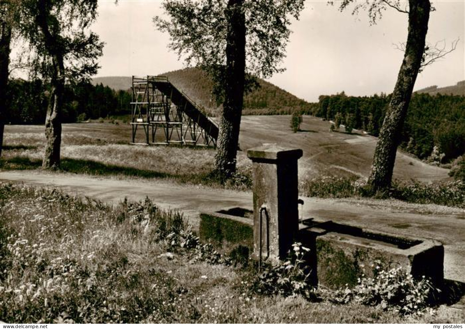 73947065 Bad_Herrenalb Oberes Gaistal Talwiese Mit Brunnen Und Sprungschanze Sch - Bad Herrenalb