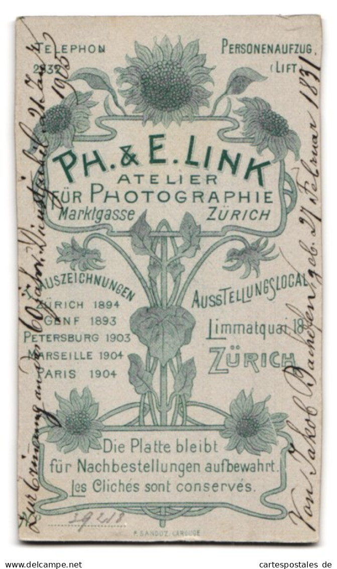 Fotografie Ph. & E. Link, Zürich, Limmatquai 18, Älterer Herr Im Anzug Mit Vollbart Und Zeitung  - Anonyme Personen