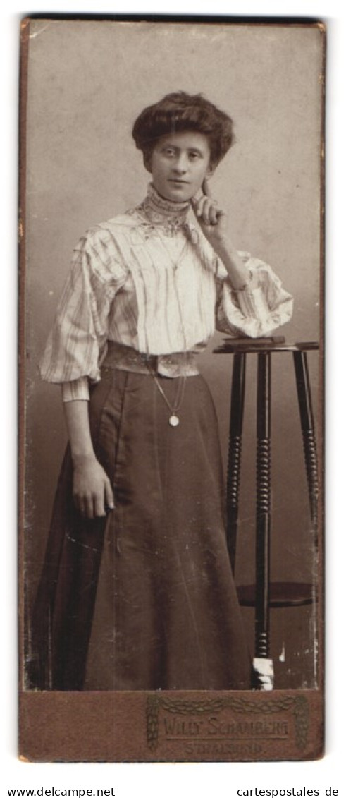 Fotografie Willy Schamberg, Stralsund, Portrait Junge Dame In Hübscher Bluse Und Rock  - Anonyme Personen