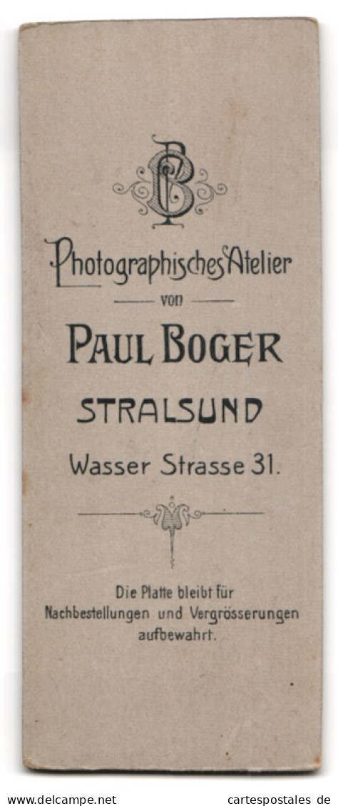 Fotografie Paul Boger, Stralsund, Wasserstr. 31, Junge Dame In Hübscher Bluse Und Rock  - Anonyme Personen