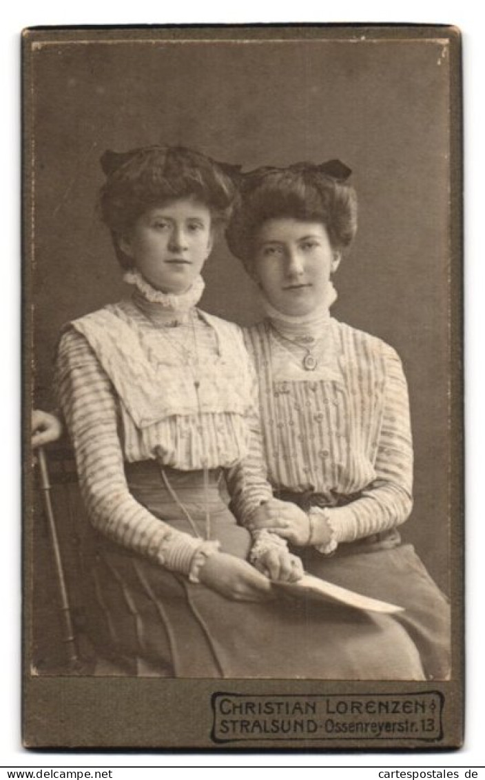 Fotografie Christian Lorenzen, Stralsund, Ossenreyerstr. 13, Zwei Junge Damen In Modischer Kleidung  - Personnes Anonymes