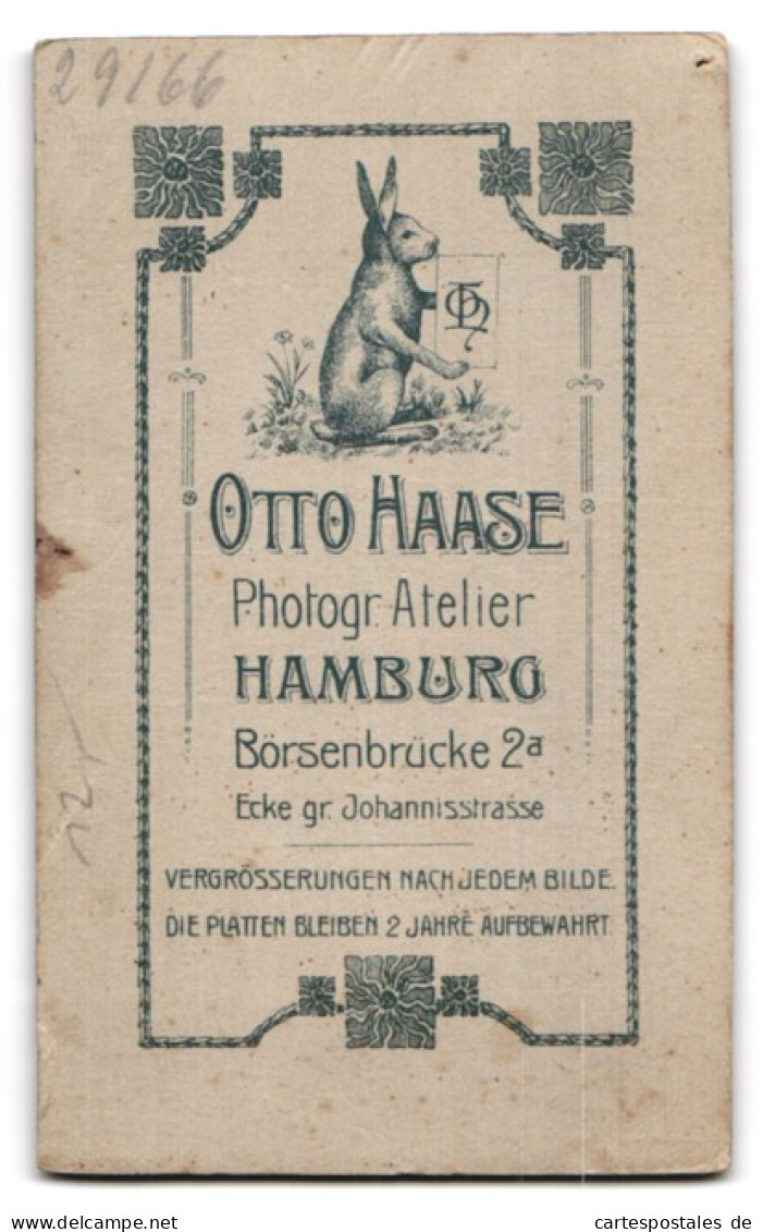 Fotografie Otto Haase, Hamburg, Börsenbrücke 2 A Ecke Gr. Johannisstr., Süsses Kleinkind Im Hemd Im Hochstuhl  - Anonyme Personen