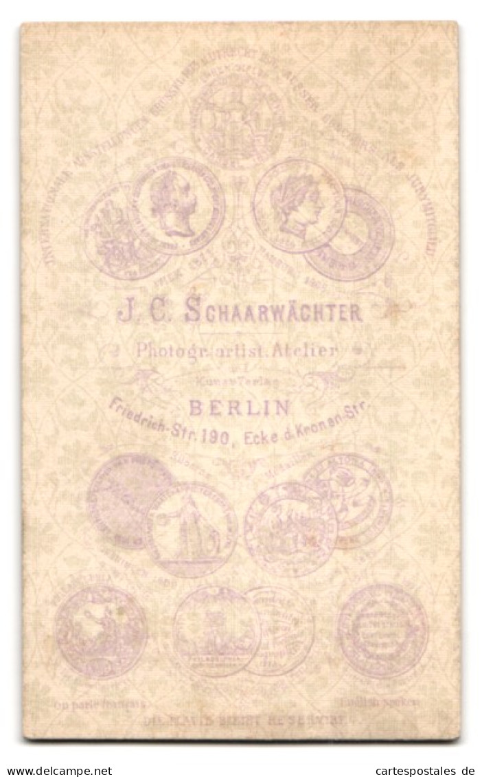 Fotografie J. C. Schaarwächter, Berlin, Friedrich-St. 190 Ecke D. Kronen-Str., Junge Dame Im Kleid Mit Kreuzkette  - Personnes Anonymes