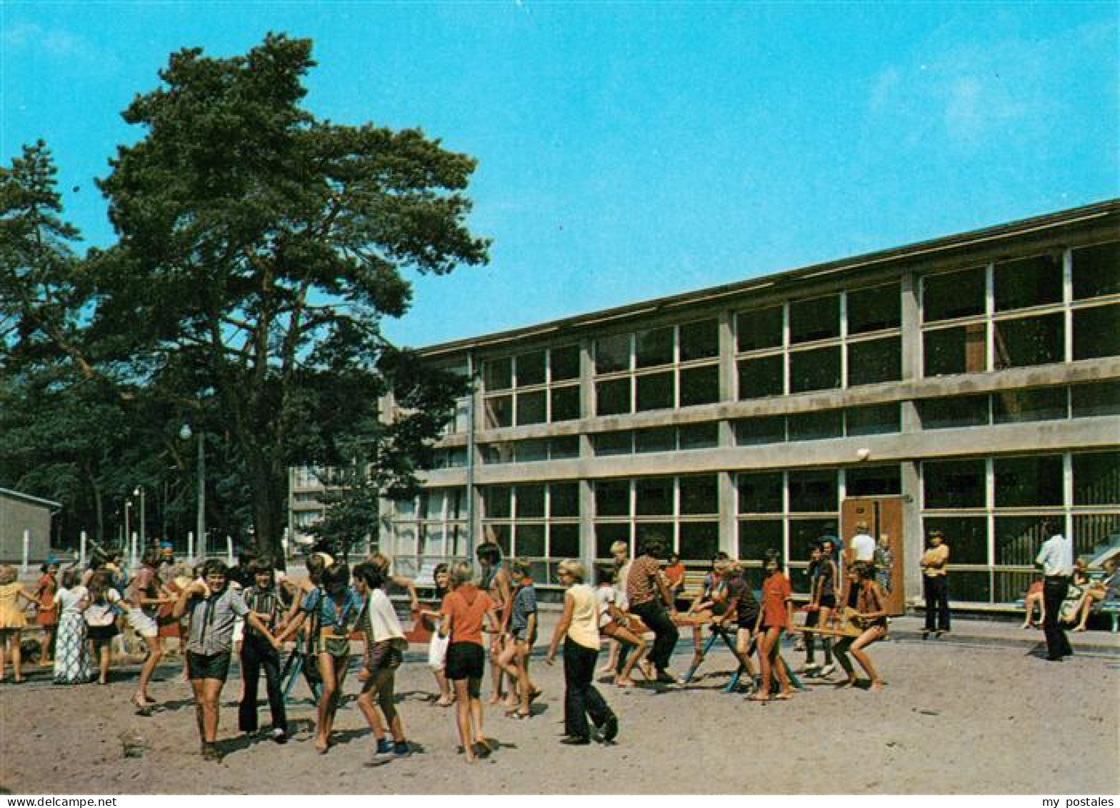 73947014 Miedzywodzie_Heidebrink_Pommern_Ostseebad_PL Schule Pausenhof - Pologne