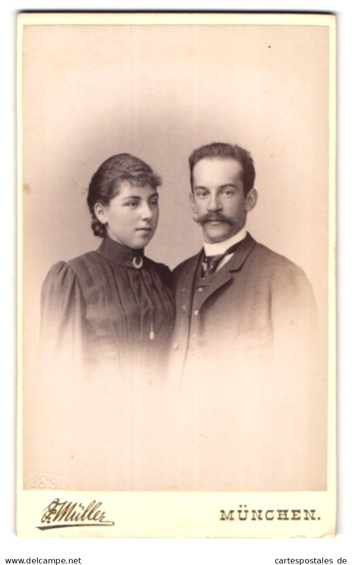 Fotografie Friedrich Müller, München, Amalienstr. 9, Junges Paar In Modischer Kleidung  - Anonyme Personen