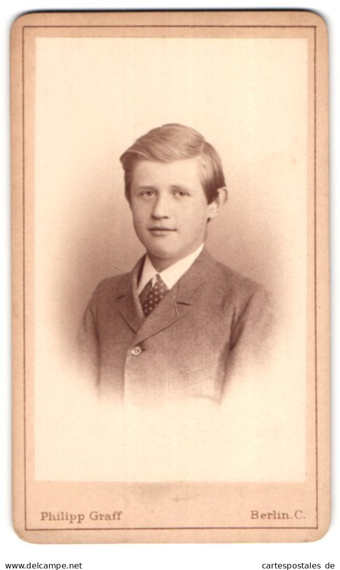 Fotografie Philipp Graff, Berlin-C., Jerusalemer-Str. 18, Junger Mann Im Anzug Mit Krawatte  - Personnes Anonymes