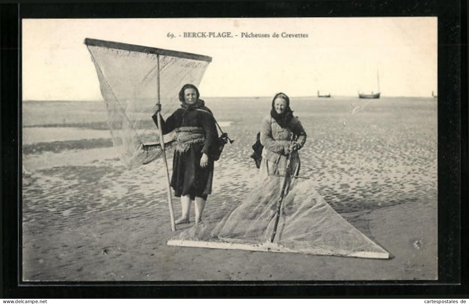 CPA Berck-Plage, Pêcheuses De Crevettes, Zwei Krebsfischerinnen Avec Keschern  - Berck