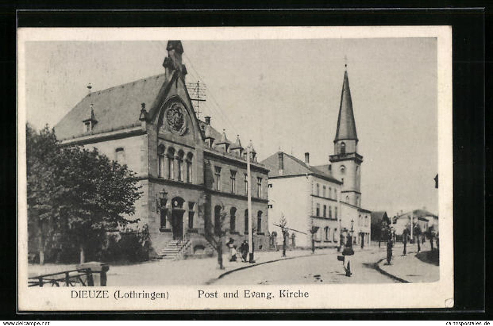 CPA Dieuze /Lothringen, Post Et Evangelische L'Église  - Dieuze