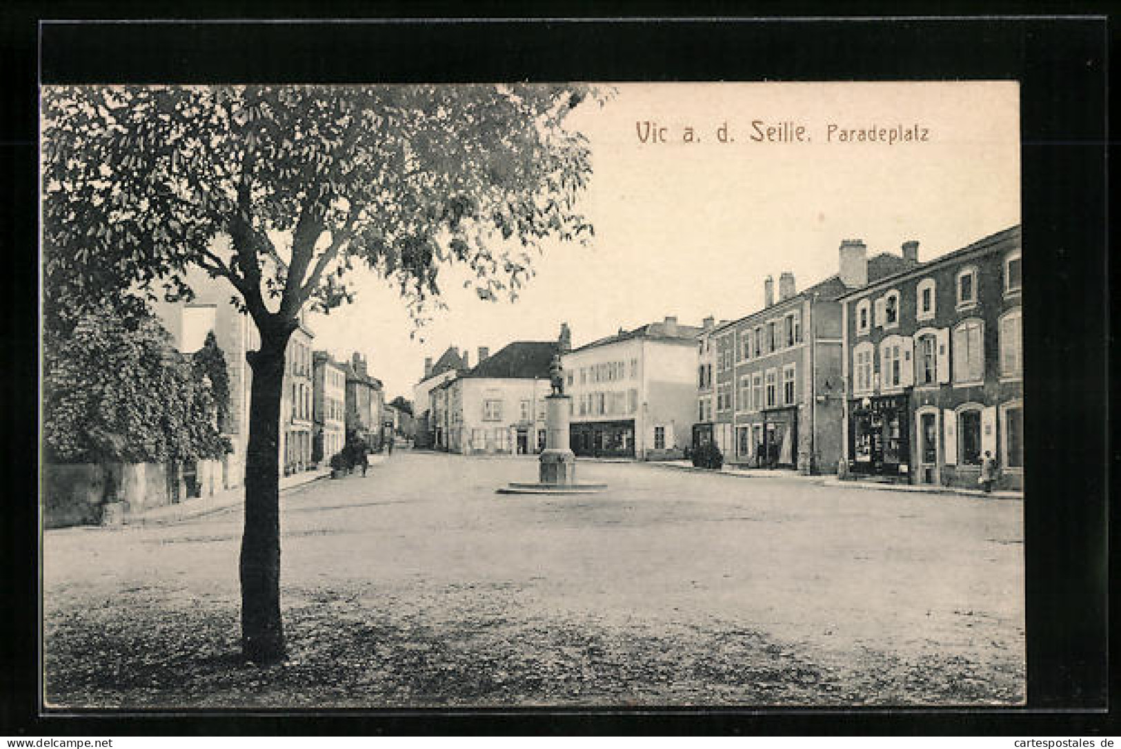 CPA Vic A. D. Seille, Paradeplatz Avec Monument  - Vic Sur Seille