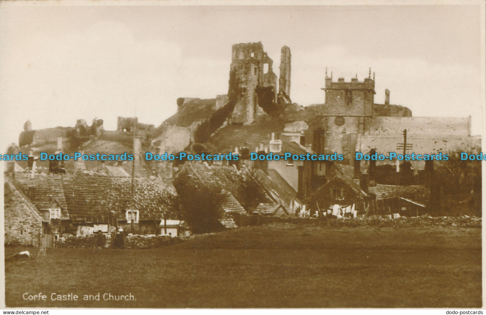 R006475 Corfe Castle And Church. RP - Monde