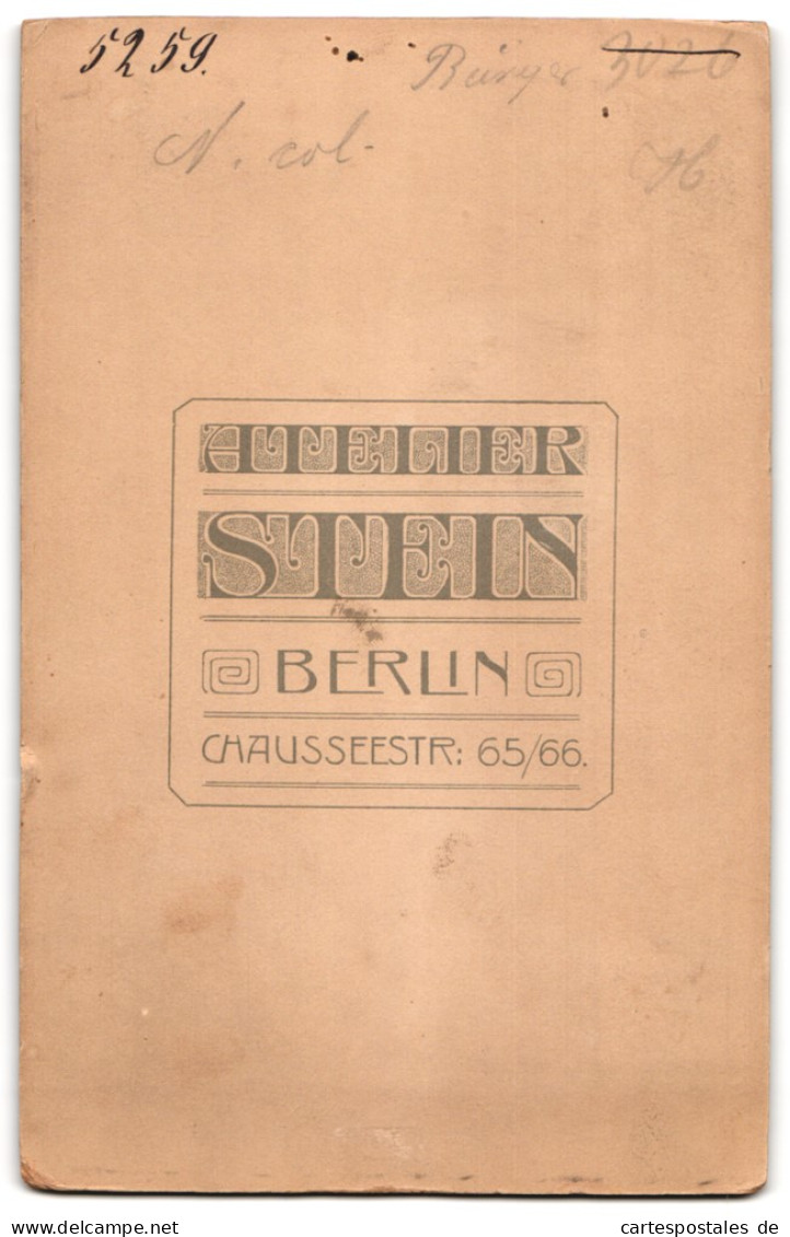 Fotografie Wilhelm Stein, Berlin, Chaussestrasse 65 /66, Junge Und Mädchen Im Sonntagsstaat Mit Stofftier Und Bilderb  - Anonymous Persons