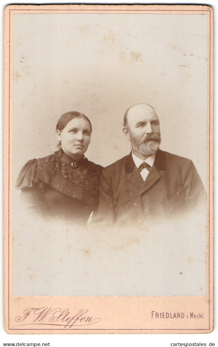 Fotografie F. W. Steffen, Friedland I. Meckl., Bürgerliches Paar In Festlicher Kleidung  - Anonymous Persons