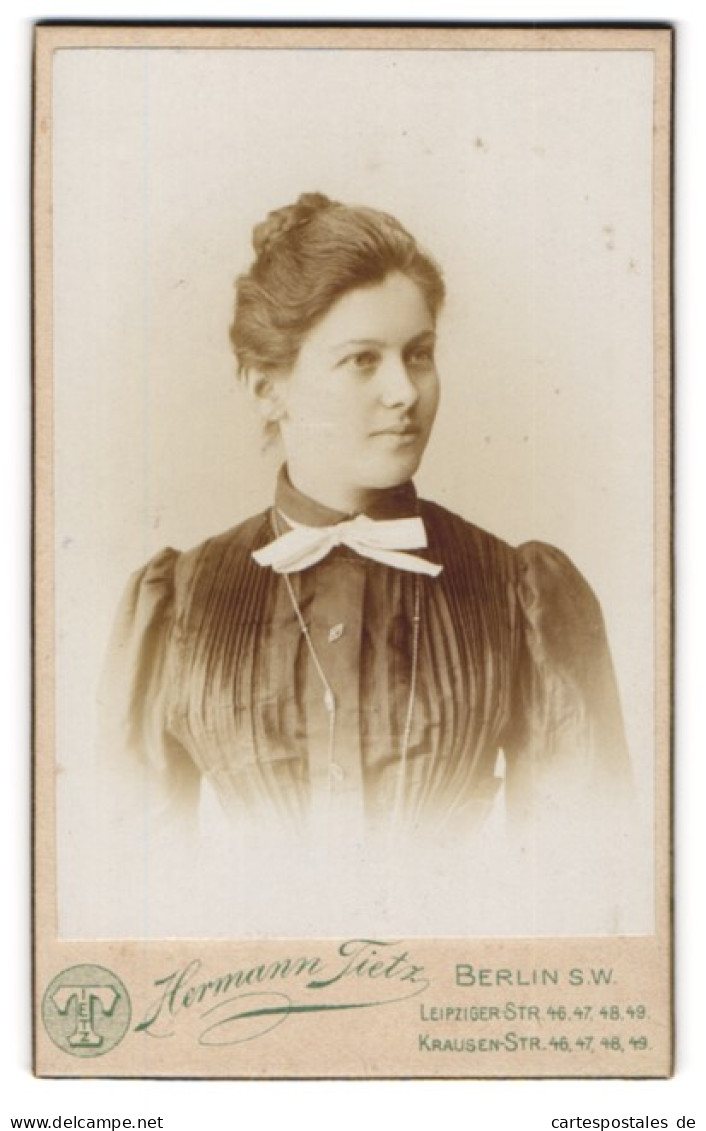 Fotografie Hermann Tietz, Berlin S.W., Leipziger Str. 46-47,48,49, Junge Frau Mit Plissiertem Oberteil  - Anonymous Persons