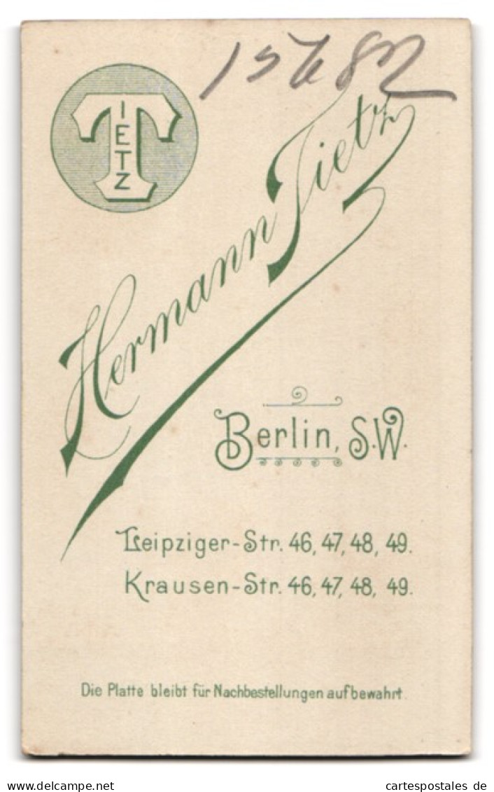 Fotografie Hermann Tietz, Berlin S.W., Leipziger Str. 46-47,48,49, Junge Frau Mit Plissiertem Oberteil  - Personnes Anonymes