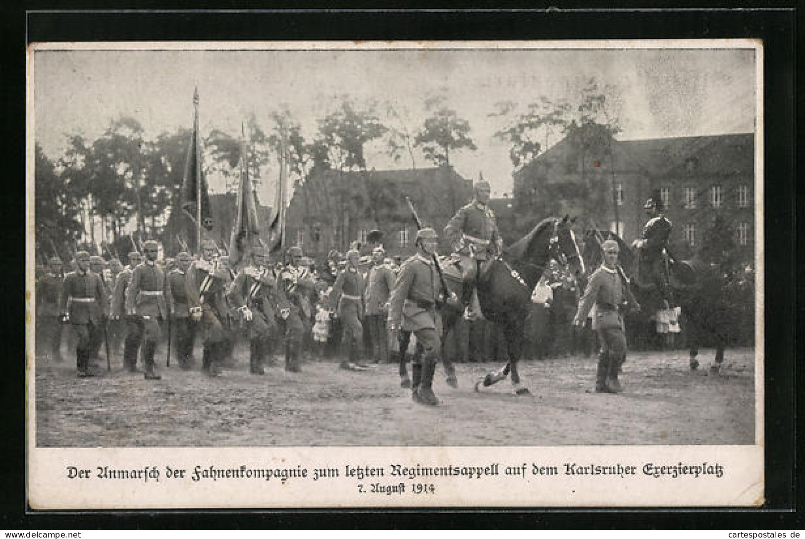AK Karlsruhe, Der Anmarsch Der Fahnenkompagnie Zum Letzten Regimentsappell Auf Dem Exerzierplatz 1914  - Karlsruhe