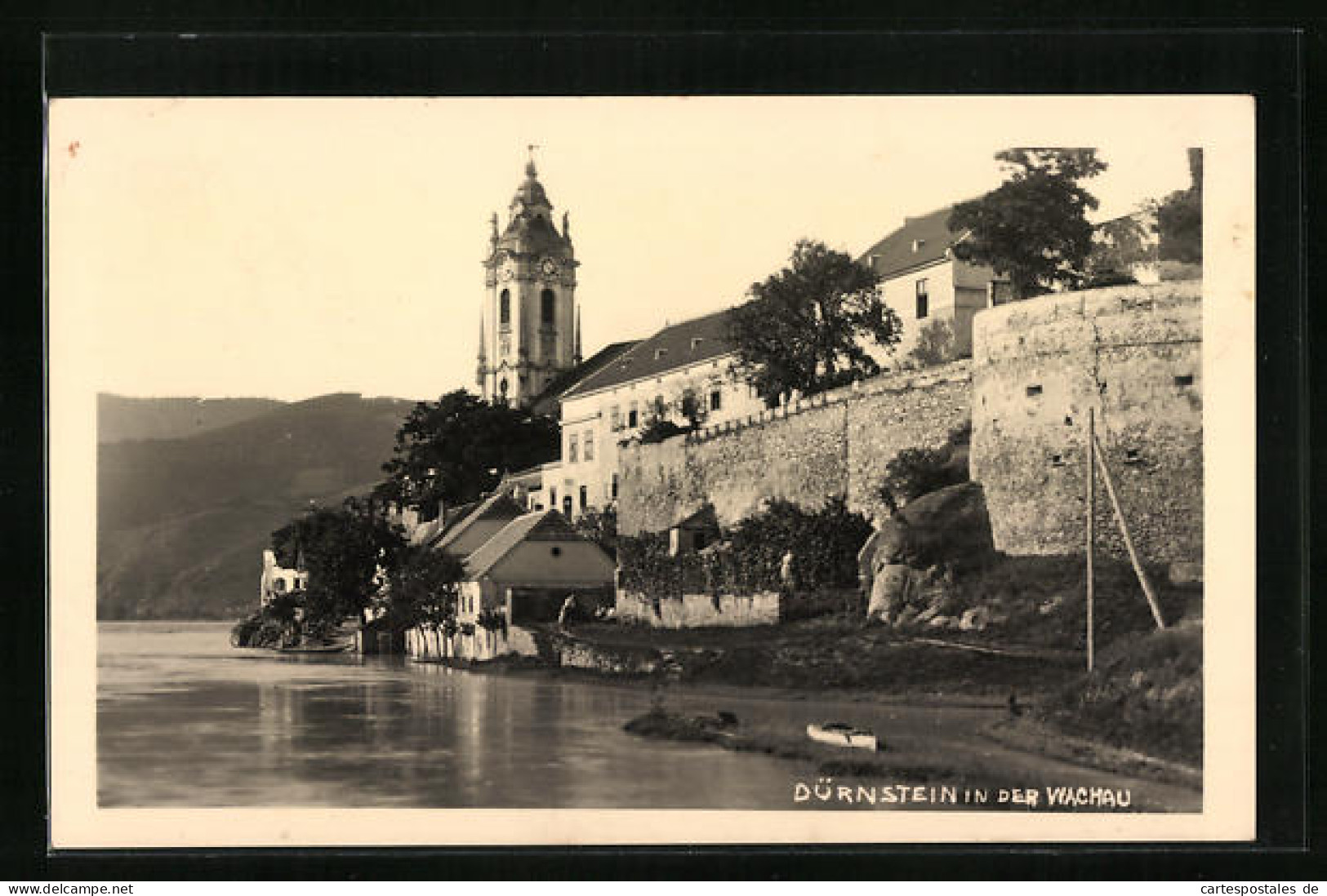 AK Dürnstein /Wachau, Strassenpartie Am Ufer Mit Blick Auf Kirchturm  - Other & Unclassified