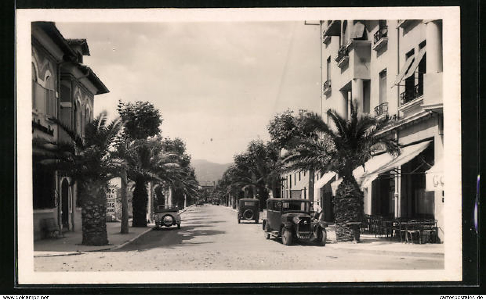 CPA Ste-Maxime-sur-Mer, Vue De La Rue Avec Automobiles  - Sainte-Maxime