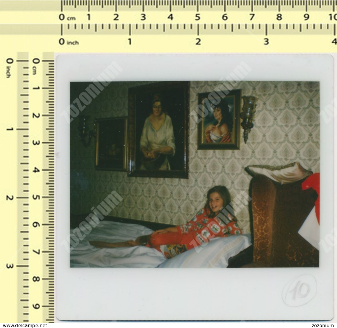 REAL PHOTO KID GIRL IN PAJAMAS ON BED FILLETTE PYJAMA SUR LE LIT, OLD POLAROID PHOTO SNAPSHOT - Personnes Anonymes