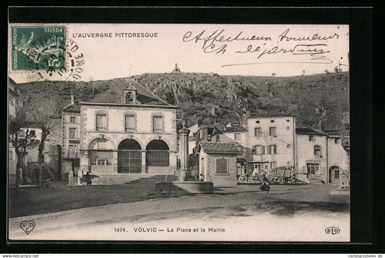 CPA Volvic, La Place Et La Mairie  - Volvic
