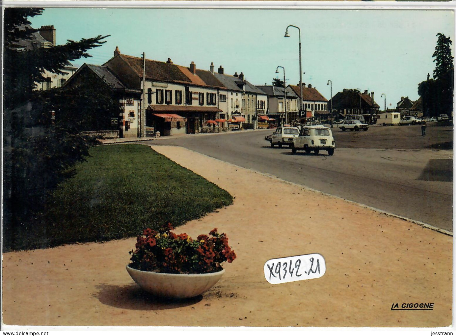 SAULIEU- RUE DE L ARGENTINE- 4L RENAULT - Saulieu