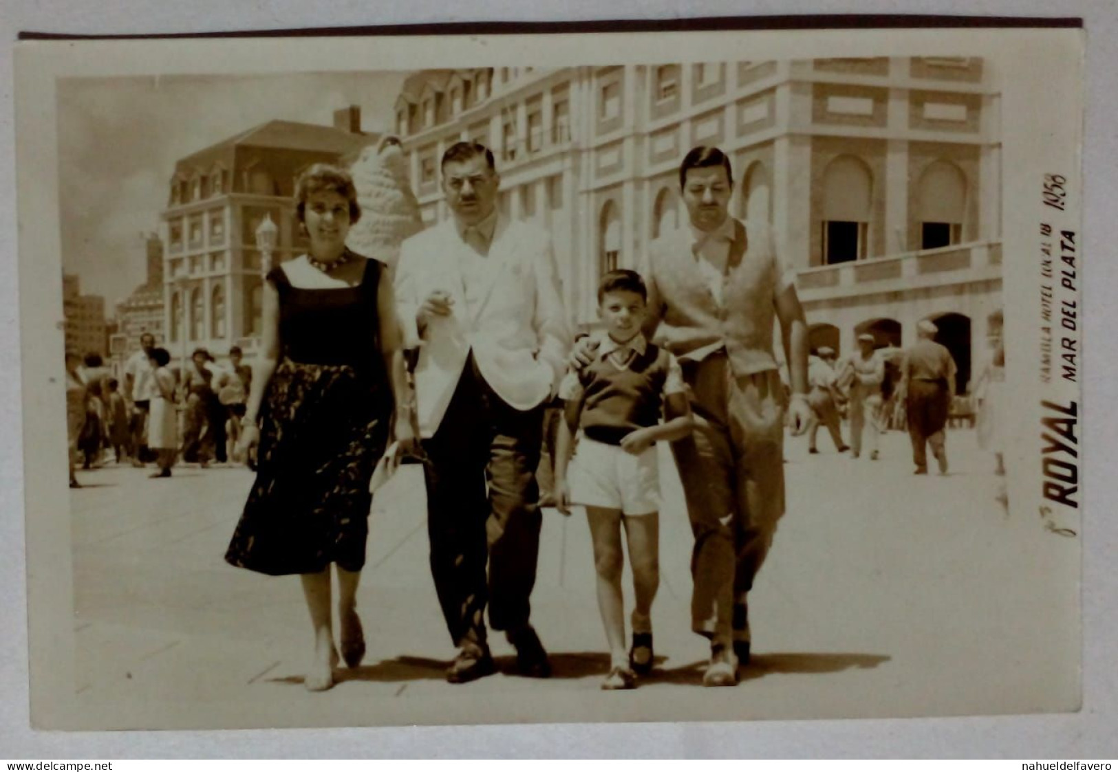 PH - Famille Se Promenant Dans Une Ville Côtière. - Anonymous Persons