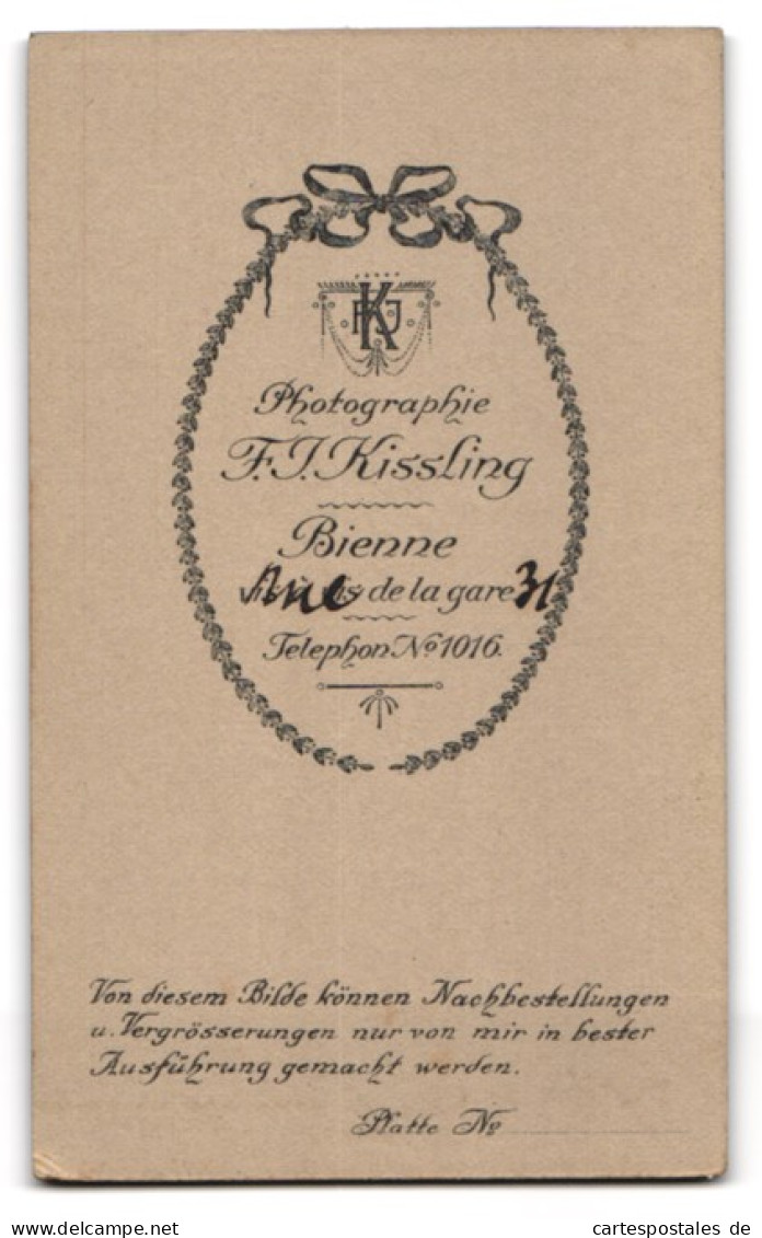 Fotografie F. J. Kissling, Bienne, Rue De La Gare 31, Hübsche Junge Dame Mit Gebundenem Haar In Hochgeschlossenem Kle  - Personnes Anonymes