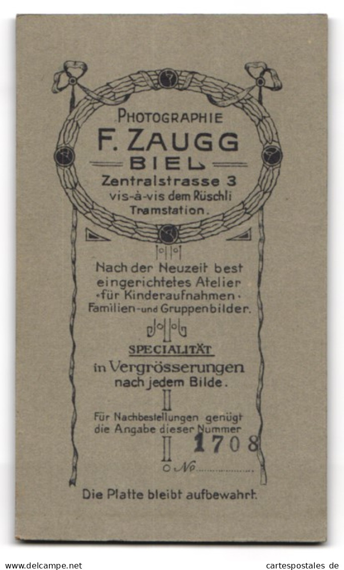 Fotografie F. Zaugg, Biel, Kanalstrasse 3, Bürgerliche Dame Im Kleid Mit Gebundenem Haar Und Blumen In Der Hand  - Anonymous Persons