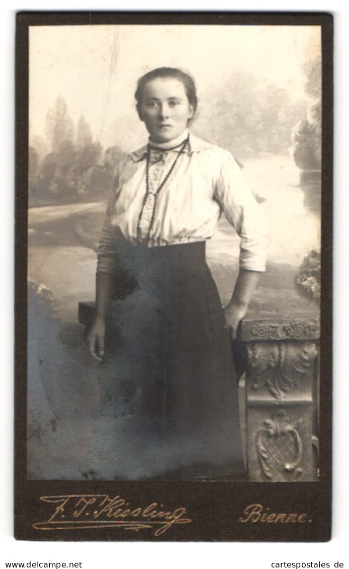 Fotografie F. J. Kissling, Bienne, Rue De La Gare 31, Junge Dame In Weisser Bluse Mit Gebundenem Haar  - Personnes Anonymes