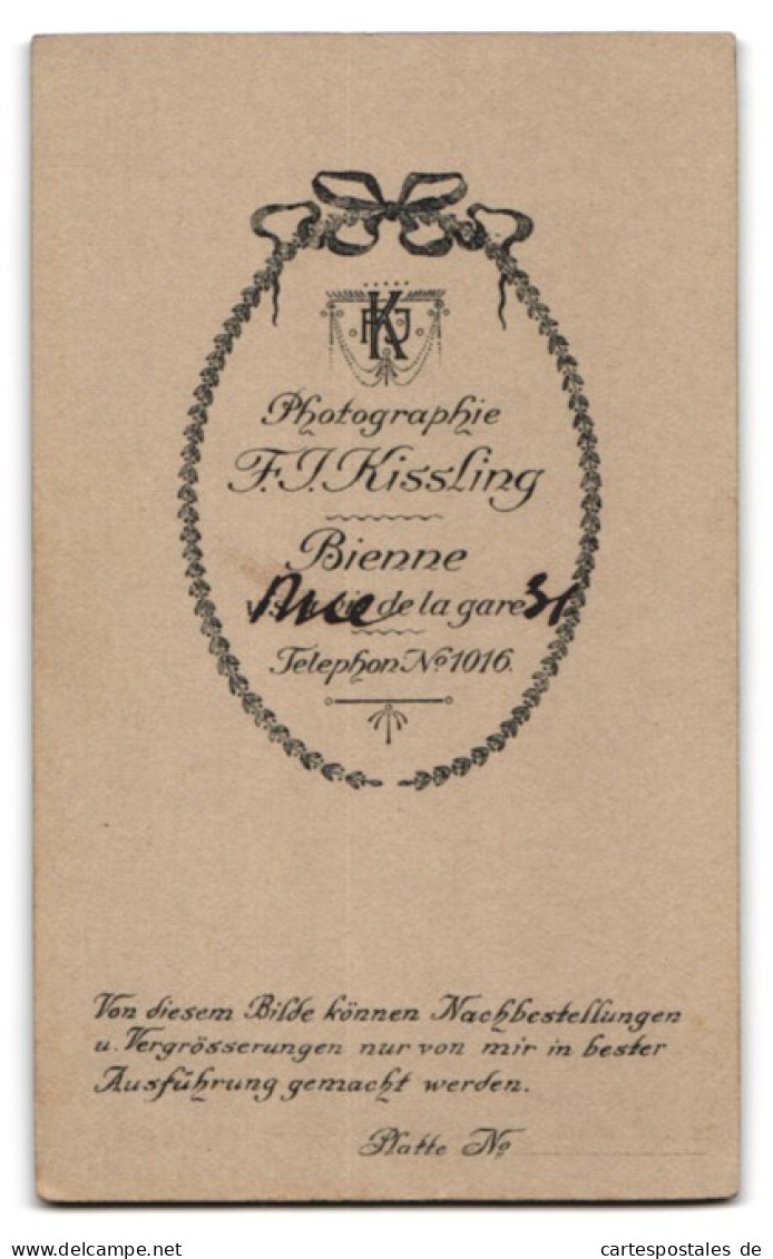 Fotografie F. J. Kissling, Bienne, Rue De La Gare 31, Junge Dame In Weisser Bluse Mit Gebundenem Haar  - Personnes Anonymes