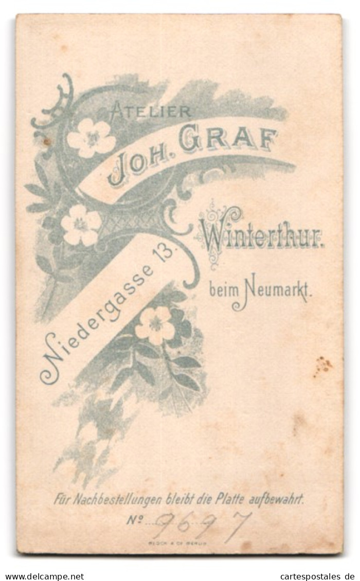 Fotografie Joh. Graf, Winterthur, Niedergasse 13, Niedliches Kleinkind Auf Stuhl Sitzend Im Weissen Kleidchen  - Personnes Anonymes