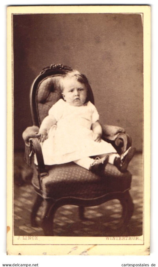 Fotografie J. Linck, Winterthur, Niedliches Kleinkind Auf Stuhl Sitzend Im Weissen Kleidchen  - Anonyme Personen