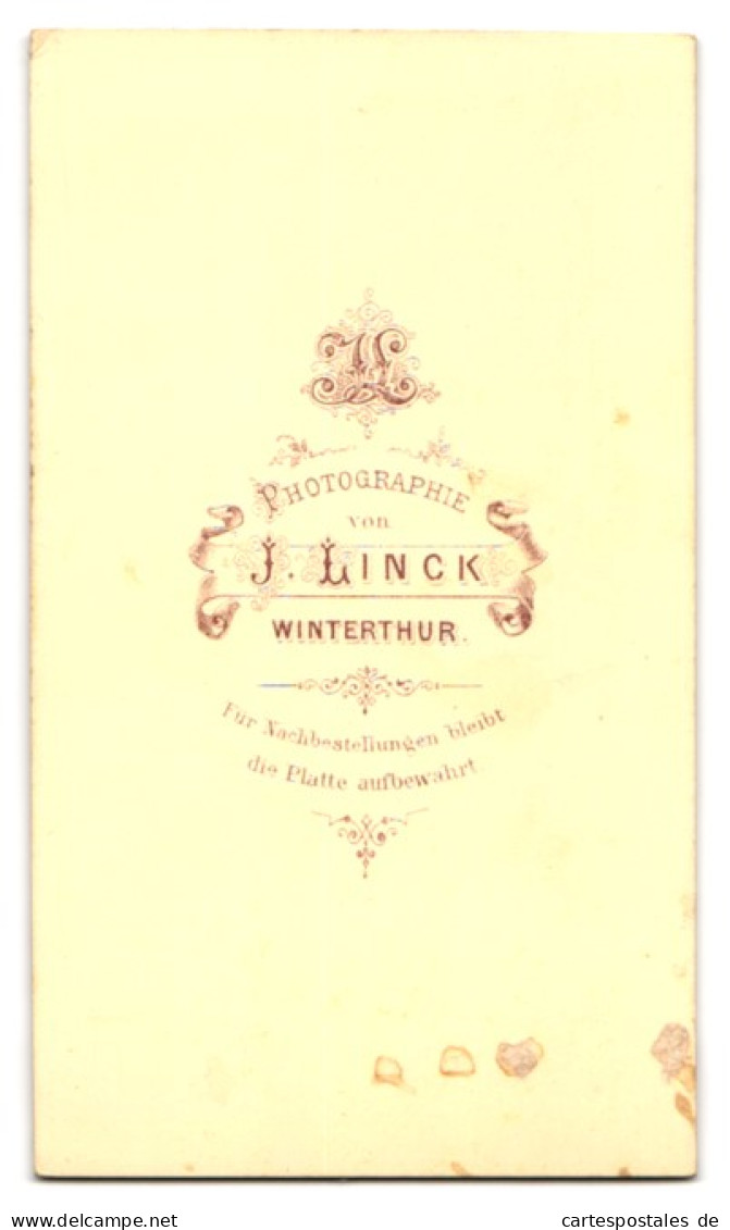Fotografie J. Linck, Winterthur, Niedliches Kleinkind Auf Stuhl Sitzend Im Weissen Kleidchen  - Personnes Anonymes