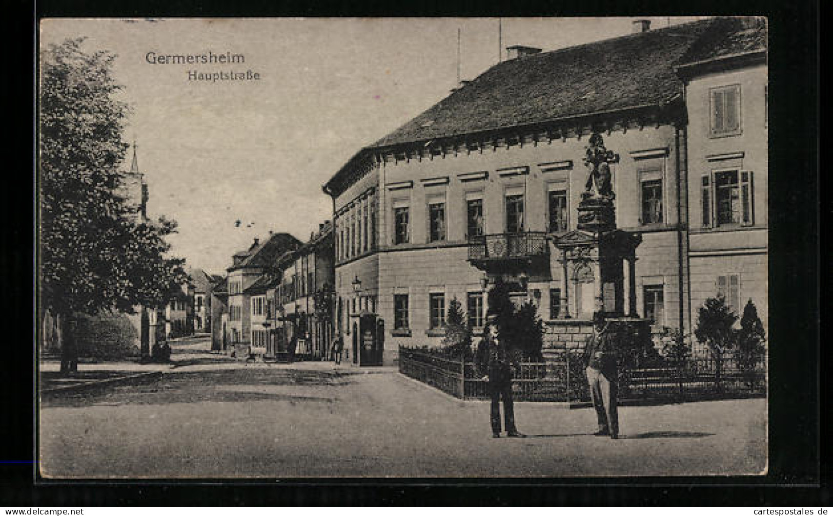 AK Germersheim, Hauptstrasse Mit Herren An Einem Denkmal  - Germersheim