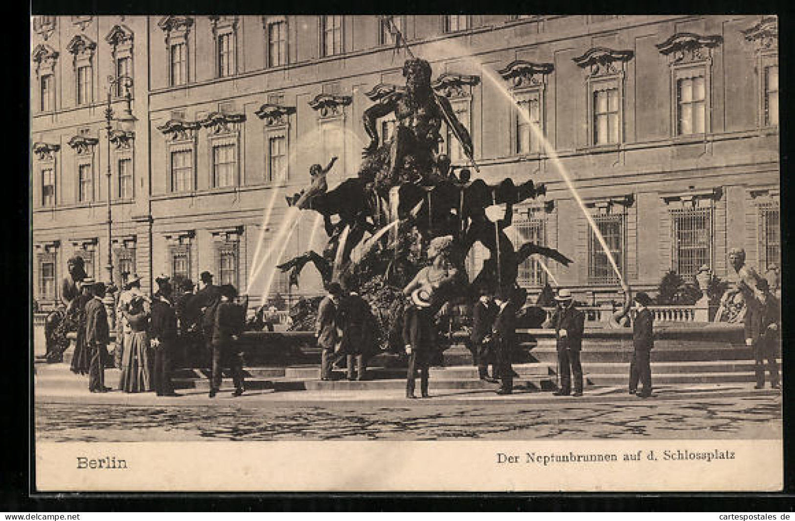 AK Berlin, Der Neptunbrunnen Auf D. Schlossplatz  - Mitte