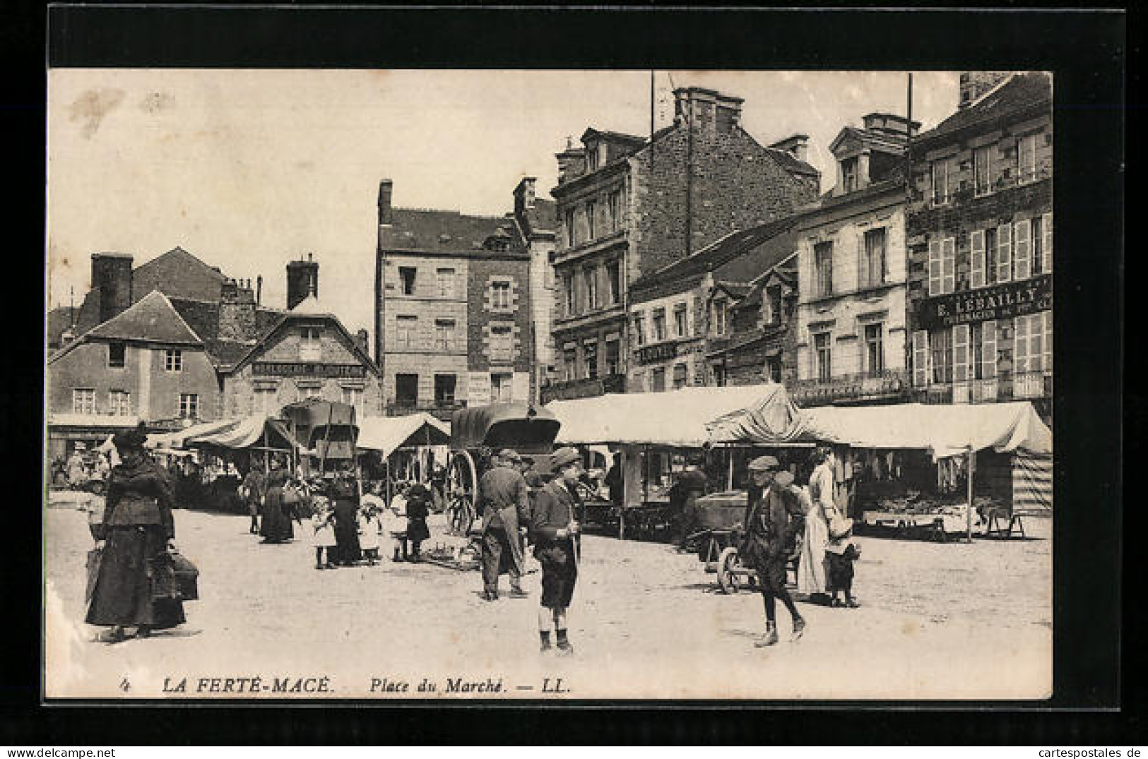 CPA La Ferté-Macé, Place Du Marché  - Autres & Non Classés