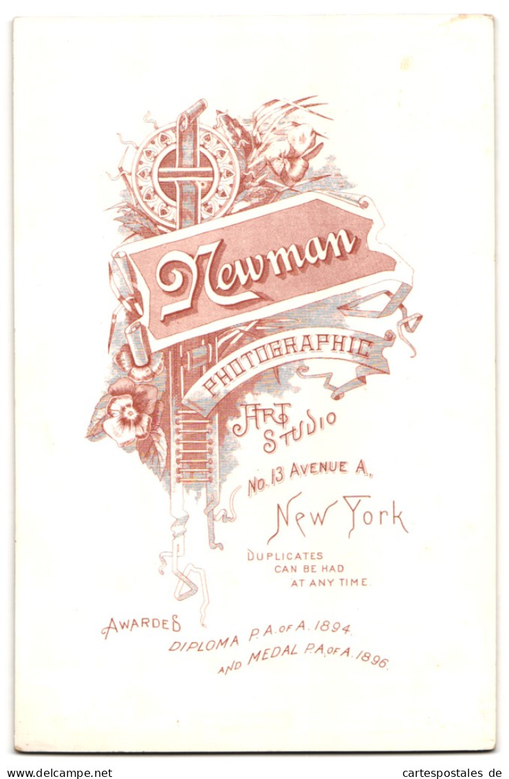 Fotografie Newman, New York, NY, 13, Avenue A., Kleines Kind Im Weissen Kleid  - Anonyme Personen