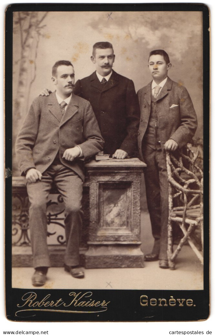 Fotografie Robert Kaiser, Genève, 3, Rue De Chantepoulet, 3, Drei Herren In Modischer Kleidung  - Personnes Anonymes