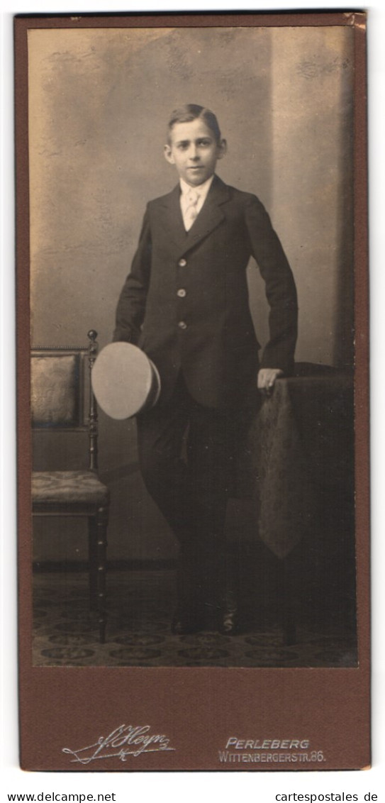 Fotografie F. Heyn, Perleberg, Wittenbergerst. 86, Junger Mann Im Anzug Mit Krawatte  - Personnes Anonymes