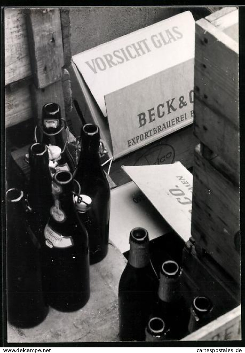 Fotografie Leere Bier - Und Weinflaschen Neben Kisten Der Beck's Brauerei  - Other & Unclassified