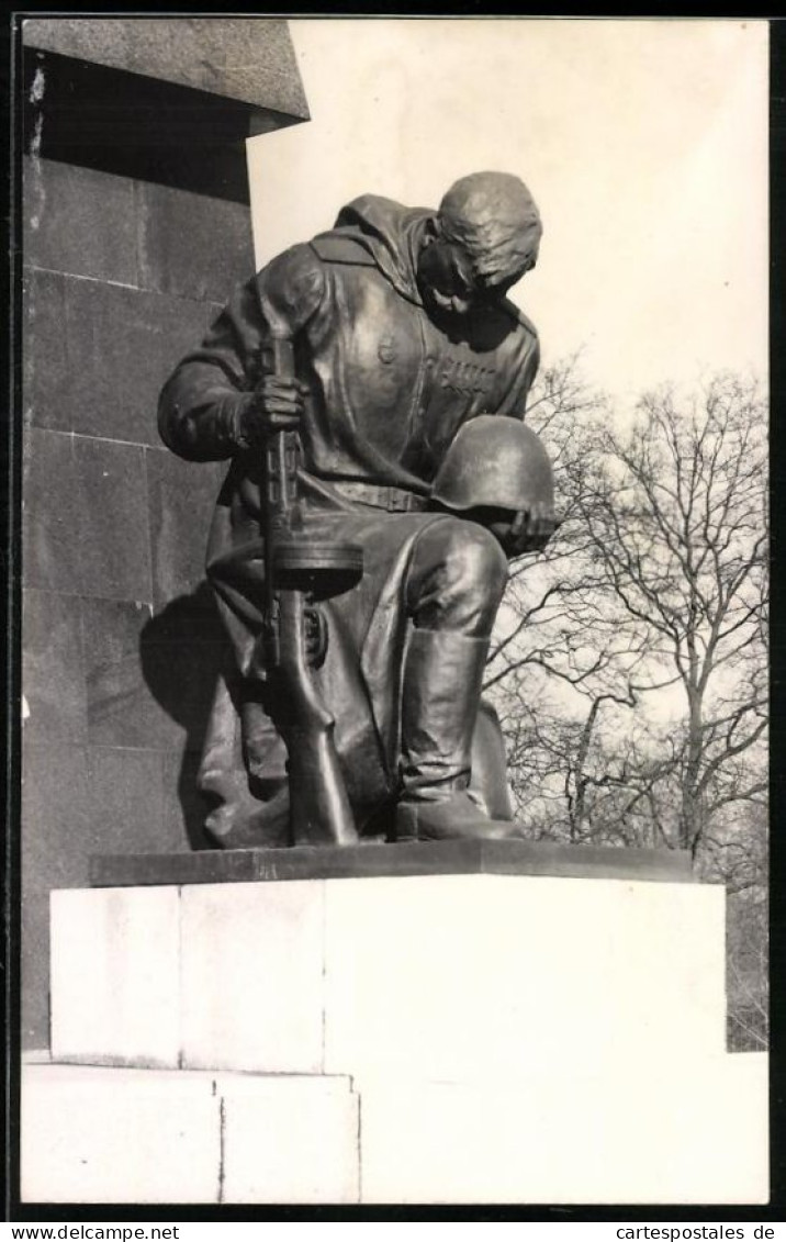 Fotografie Unbekannter Fotograf, Ansicht Berlin-Treptow, Sowjetisches Ehrenmal, Statue Kniender Soldat Der Roten Armee  - War, Military