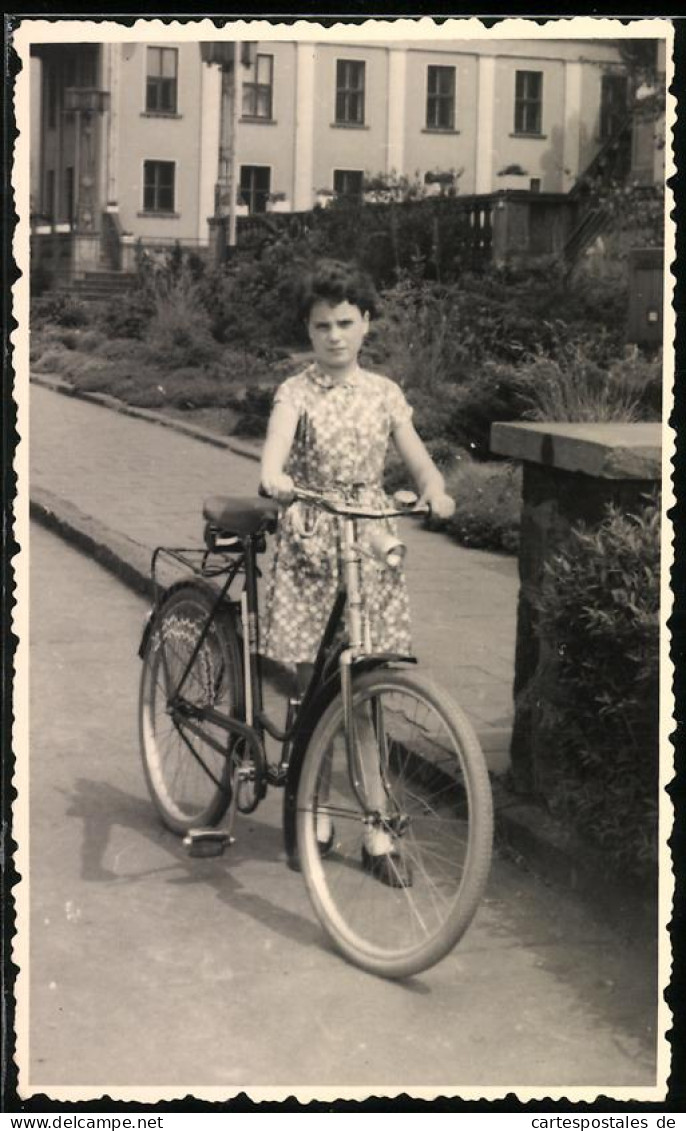 Fotografie Mädchen Im Sommerkleid Mit Ihrem Fahrrad, Velo, Bicycle  - Radsport