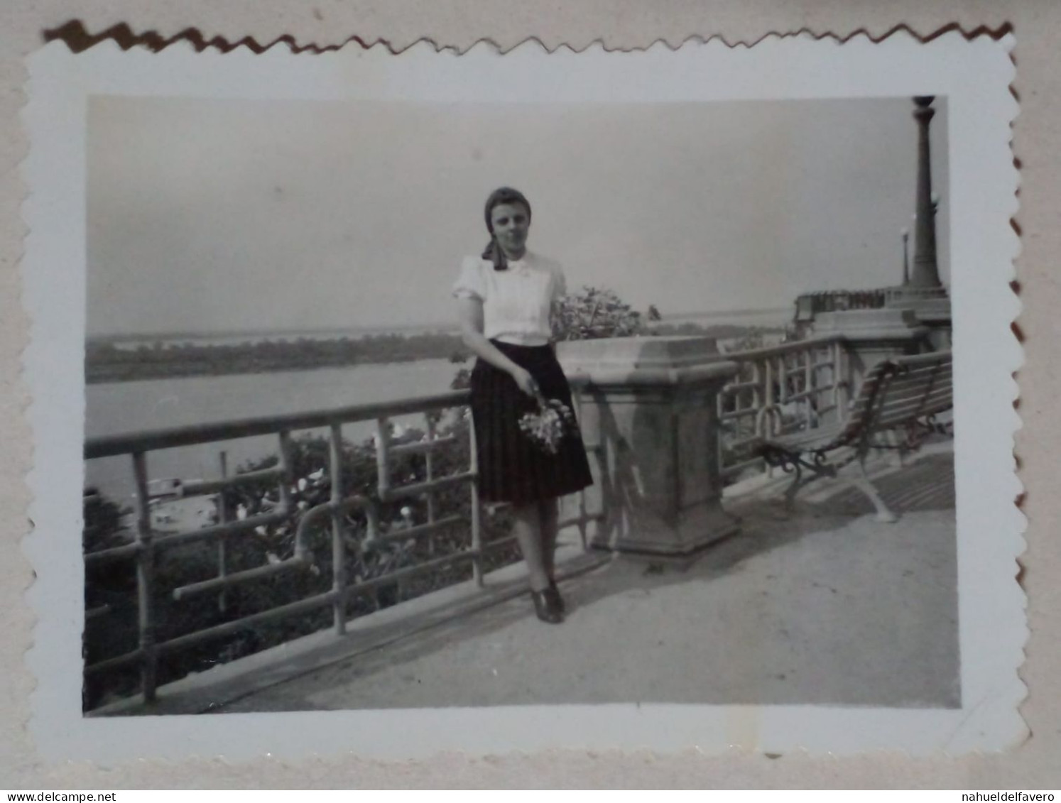 PH - Femme Au Bord D'un Lac (8,5cm X 6cm). - Personnes Anonymes