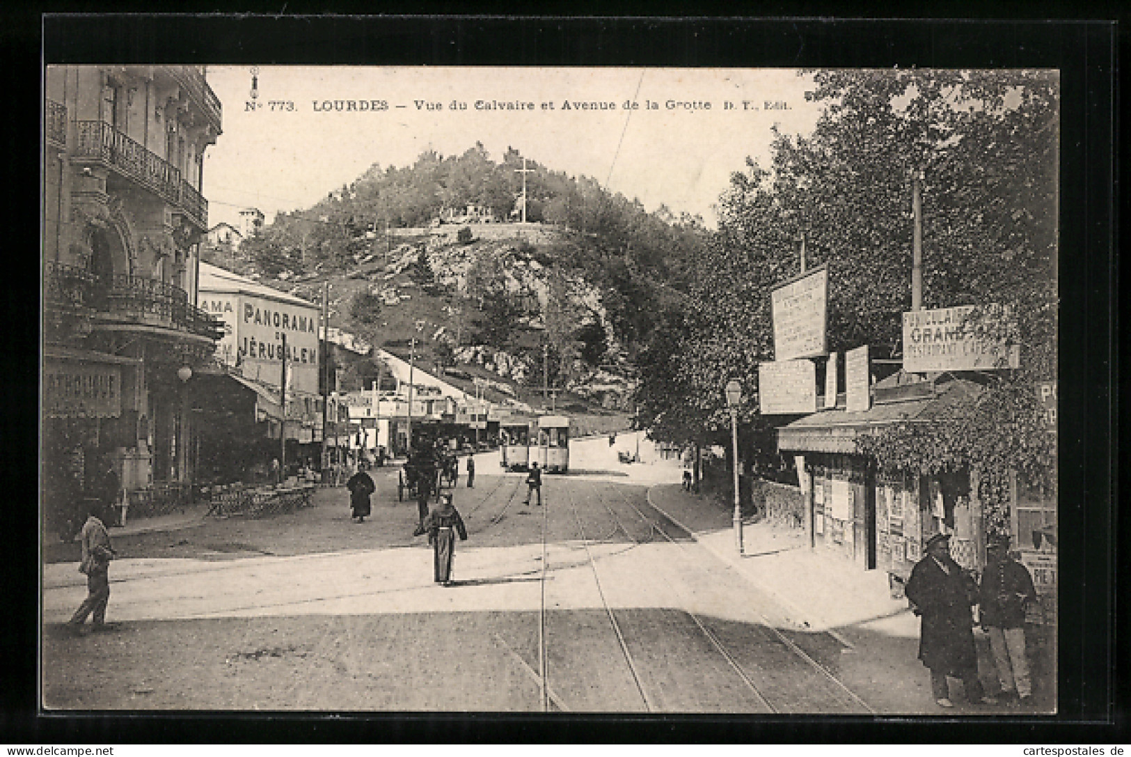 AK Lourdes, Vue Du Calvaire Et Avenue De La Grotte, Strassenbahn  - Tramways