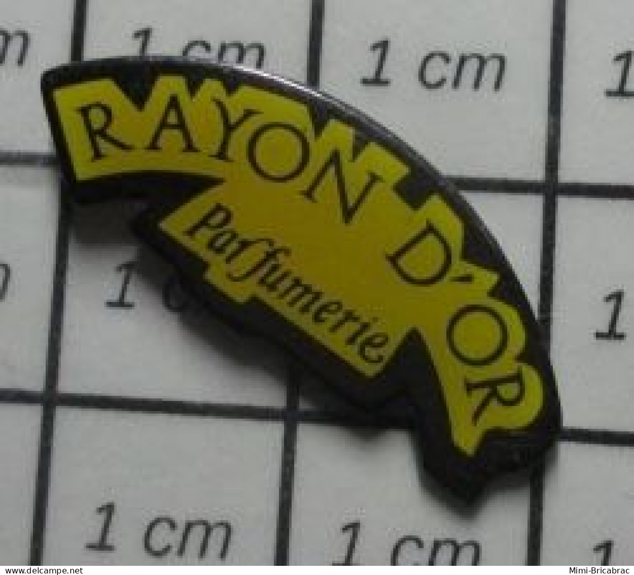 818A Pin's Pins / Beau Et Rare / MARQUES / PARFUMERIE RAYON D'OR - Marques