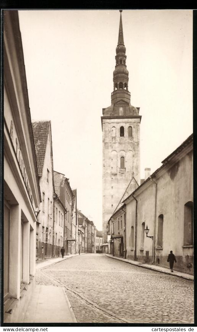 Fotografie Unbekannter Fotograf, Ansicht Tallinn - Reval / Estland, Strassenansicht Mit Kirchturm  - Lieux