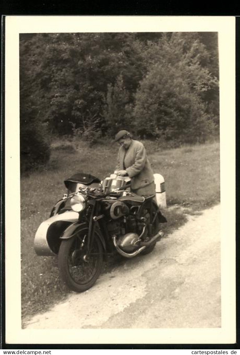 Fotografie Motorrad DKW Mit Seitenwagen, Mitfahrerin Mach Sich über Das Picknick Her  - Automobiles