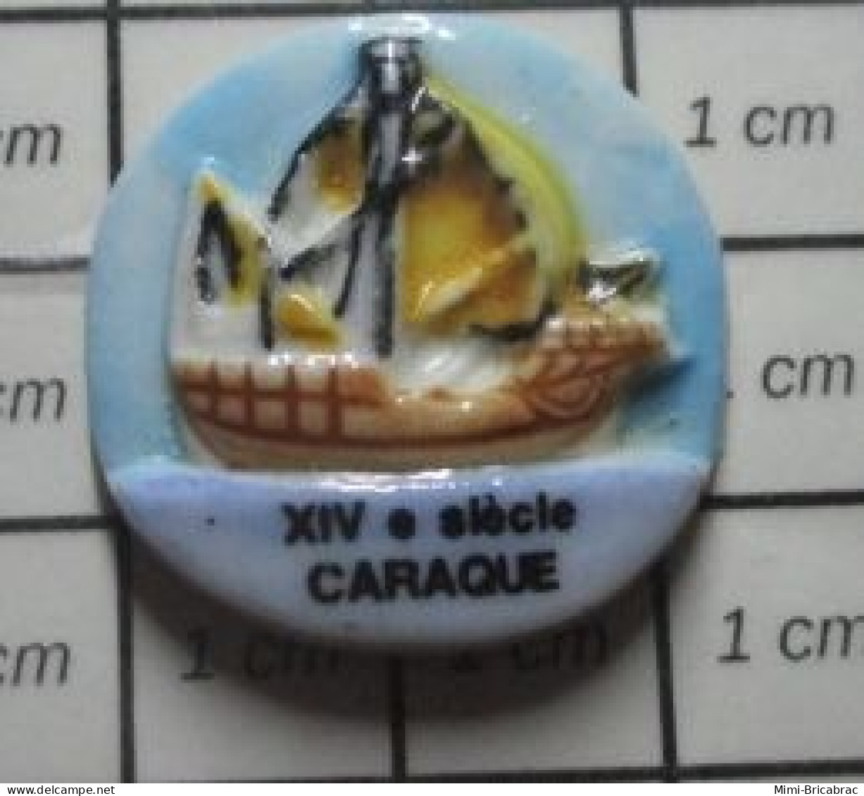 1615c Pin's Pins / Beau Et Rare / BATEAUX / CARAQUE VOILIER VIEUX GREEMENT XIVe SIECLE En Porcelaine De Limoges - Barche