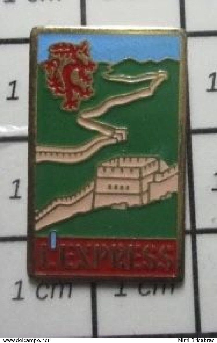 1515B Pin's Pins / Beau Et Rare /  MEDIAS / REVUE MAGAZINE L'EXPRESS GRANDE MURAILLE DE CHINE - Medias