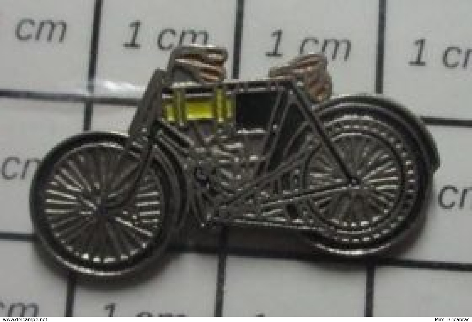 1421  Pin's Pins / Beau Et Rare / MOTOS /  MOTO RETRO BRUNEAU 150 Cm3 - Motorfietsen